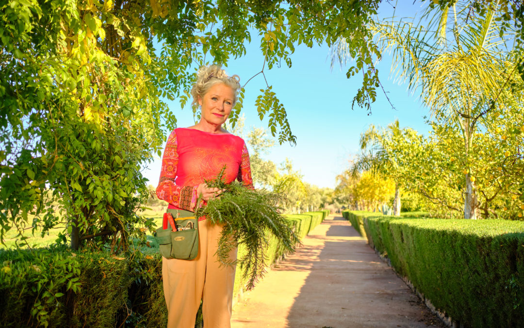 Christine in ihrem botanischen Garten